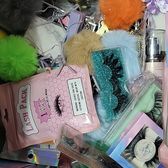 Lash Mystery Box - Makeup and Accessories Box - Picture 4 of 15